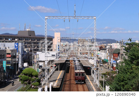 阪急　今津北線　門戸厄神駅を発車する7000系電車 120890340