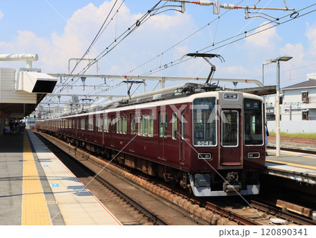 阪急神戸線　園田駅に停車する8000系電車 120890341