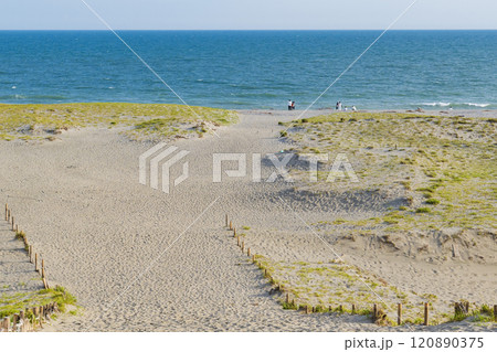 青い海と砂浜が広がる「中田島砂丘」 120890375