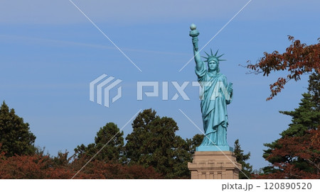 青森県おいらせ町のいちょう公園にある木々に囲まれた日本一の自由の女神像 120890520