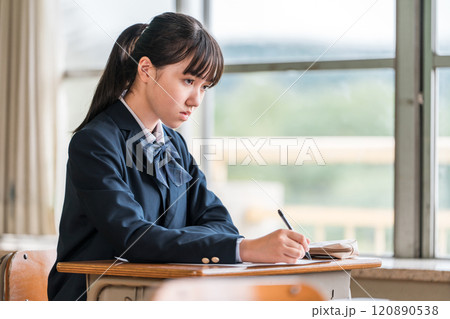 学校の教室・塾で試験・テストを受ける高校生・中学生・小学生の女の子(受験) 学校の教室・塾で試験・テストを受ける高校生・中学生・小学生の女の子(受験) 120890538