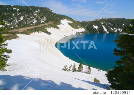 福島の西吾妻連峰、残雪の五色沼と家形山 福島の西吾妻連峰、残雪の五色沼と家形山 120890914