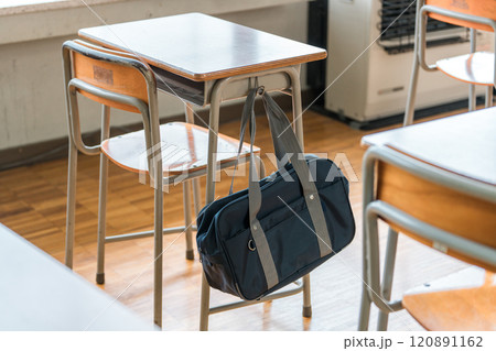 黒板のある教室・校舎のイメージ(スクールバッグ) 黒板のある教室・校舎のイメージ(スクールバッグ) 120891162
