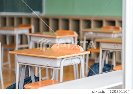 黒板のある教室・校舎のイメージ（ロッカー） 120891164