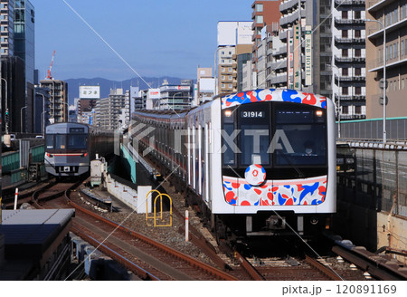 新大阪駅に到着する万博ラッピングの30000系電車 120891169