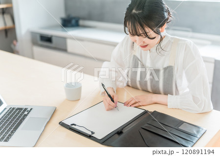 契約書・同意書にサインをする主婦・女性 120891194