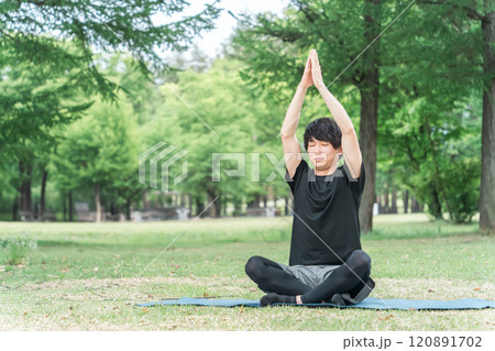 森・公園でヨガ・ピラティス・瞑想・マインドフルネスをする若いアジア人男性 森・公園でヨガ・ピラティス・瞑想・マインドフルネスをする若いアジア人男性 120891702