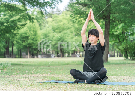 森・公園でヨガ・ピラティス・瞑想・マインドフルネスをする若いアジア人男性 森・公園でヨガ・ピラティス・瞑想・マインドフルネスをする若いアジア人男性 120891703