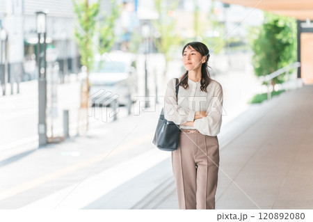 企業に出社・通勤・出勤する充実したビジネスウーマン・キャリアウーマン（転職・再就職） 120892080