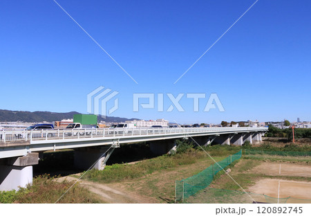 伊丹市　猪名川と軍行橋 120892745