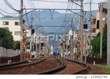 叡山電鉄 茶山・京都芸術大学付近を走る電車 叡山電鉄 茶山・京都芸術大学付近を走る電車 120892749