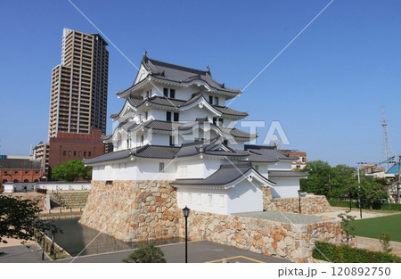 尼崎市　尼崎城と高層ビル 120892750