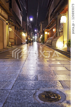 雨の京都祇園の街並み 120893073