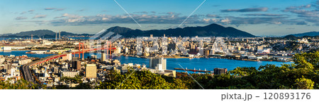 高塔山公園から若松戸畑の夕景　パノラマ【福岡県北九州市】 120893176