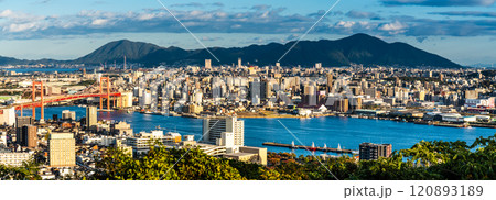 高塔山公園から若松戸畑の夕景　パノラマ【福岡県北九州市】 120893189