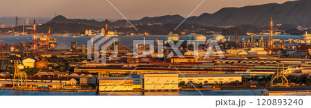 高塔山公園から若松戸畑の夕景　パノラマ【福岡県北九州市】 120893240
