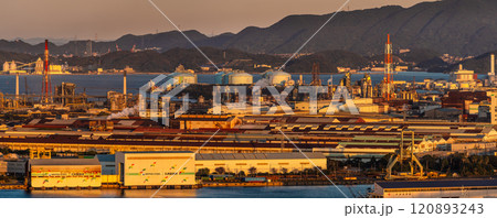 高塔山公園から若松戸畑の夕景　パノラマ【福岡県北九州市】 120893243