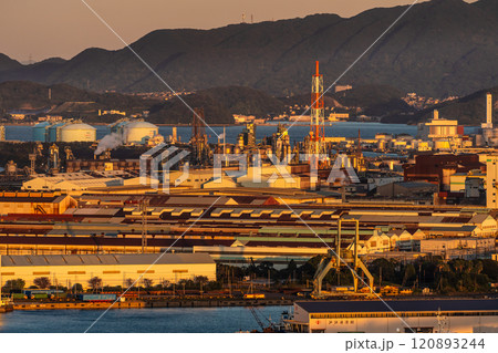 高塔山公園から若松戸畑の夕景【福岡県北九州市】 120893244