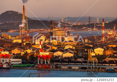 高塔山公園から若松戸畑の夕景【福岡県北九州市】 120893253