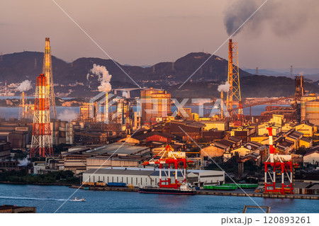 高塔山公園から若松戸畑の夕景【福岡県北九州市】 120893261