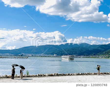 諏訪湖の遊覧船と観光客の風景 諏訪湖の遊覧船と観光客の風景 120893748