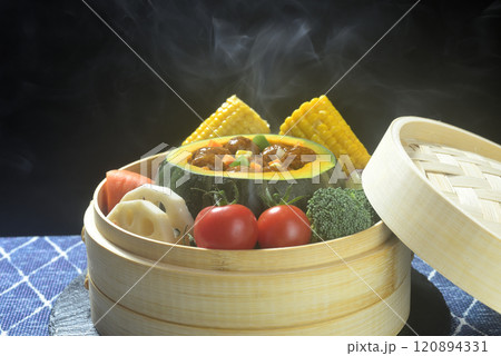 蒸籠で南瓜の肉詰めを湯気を立てて蒸す 120894331