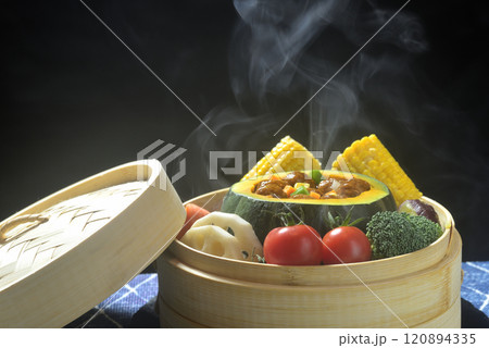 蒸籠で南瓜の肉詰めを湯気を立てて蒸す 蒸籠で南瓜の肉詰めを湯気を立てて蒸す 120894335