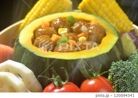蒸籠で南瓜の肉詰めを湯気を立てて蒸す 蒸籠で南瓜の肉詰めを湯気を立てて蒸す 120894341