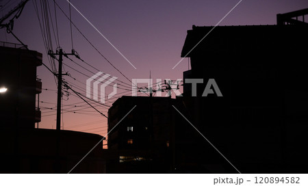 夕暮れの街 120894582