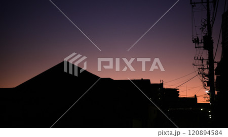 夕暮れの街 120894584