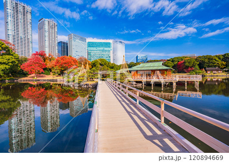 東京の安らぎ空間、紅葉が美しい浜離宮恩賜庭園 120894669