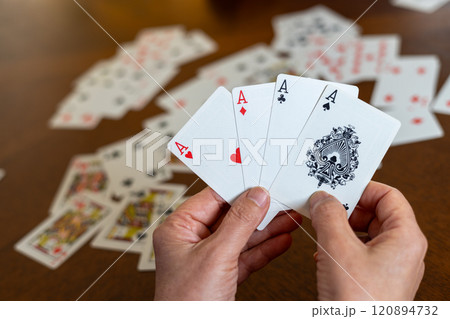 4枚のA（エース）を持っている女性の手元 120894732