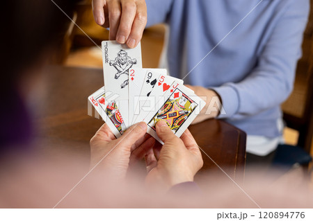 ババ抜きをする女性 ババ抜きをする女性 120894776