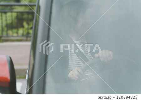 クルマ好きな若い女性 クルマ好きな若い女性 120894825