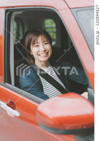 車の運転をする若い女性 車の運転をする若い女性 120894827