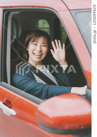 クルマの運転中のハンドサイン 120894829