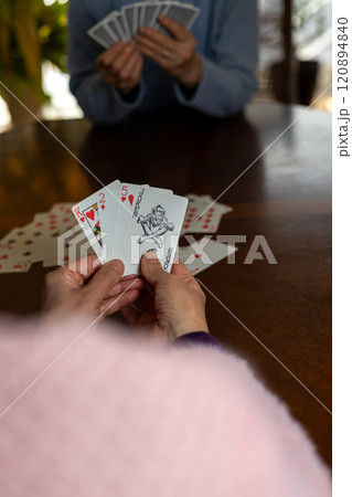 ババ抜きで、ジョーカーを手の中に持っている女性 120894840