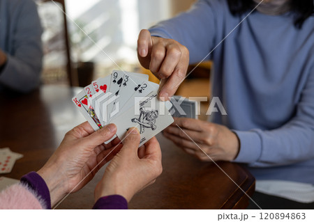 ババ抜きをしていてババをひいている女性 ババ抜きをしていてババをひいている女性 120894863