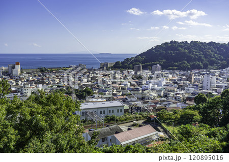 湯河原の街並み　市街地中心部　神奈川県湯河原町 120895016