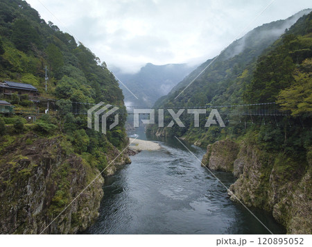 瀞峡 山彦橋と瀞ホテル 奈良県十津川村 瀞峡 山彦橋と瀞ホテル 奈良県十津川村 120895052