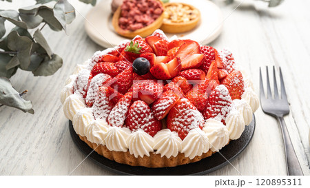 かわいいイチゴのケーキでティータイム 120895311