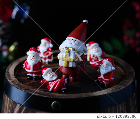 オーク樽にのったサンタさん （ クリスマスイメージ ） 120895386