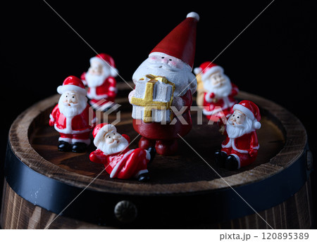 オーク樽にのったサンタさん （ クリスマスイメージ ） 120895389