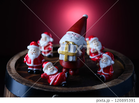 オーク樽にのったサンタさん （ クリスマスイメージ ） 120895391