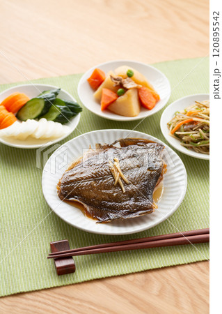 和食のおかず(カレイの煮付け他) 和食のおかず(カレイの煮付け他) 120895542