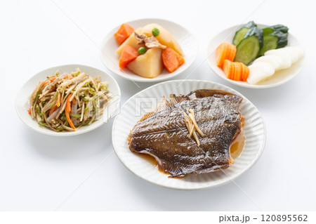 和食のおかず（カレイの煮付け他） 120895562