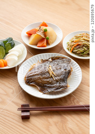 和食のおかず（カレイの煮付け他） 120895679