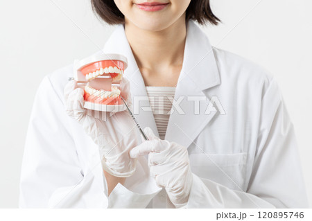 医師の歯石取り指導08 120895746