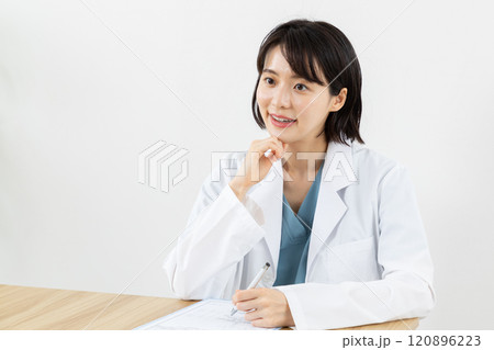 医師の診察イメージ05 120896223