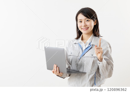 アドバイスをする作業服を着た女性01 120896362